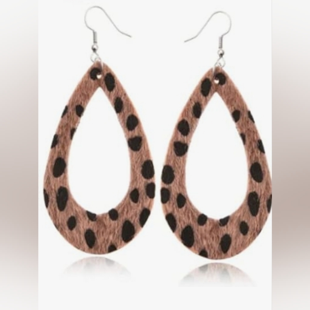 Hollow leopard print earrings